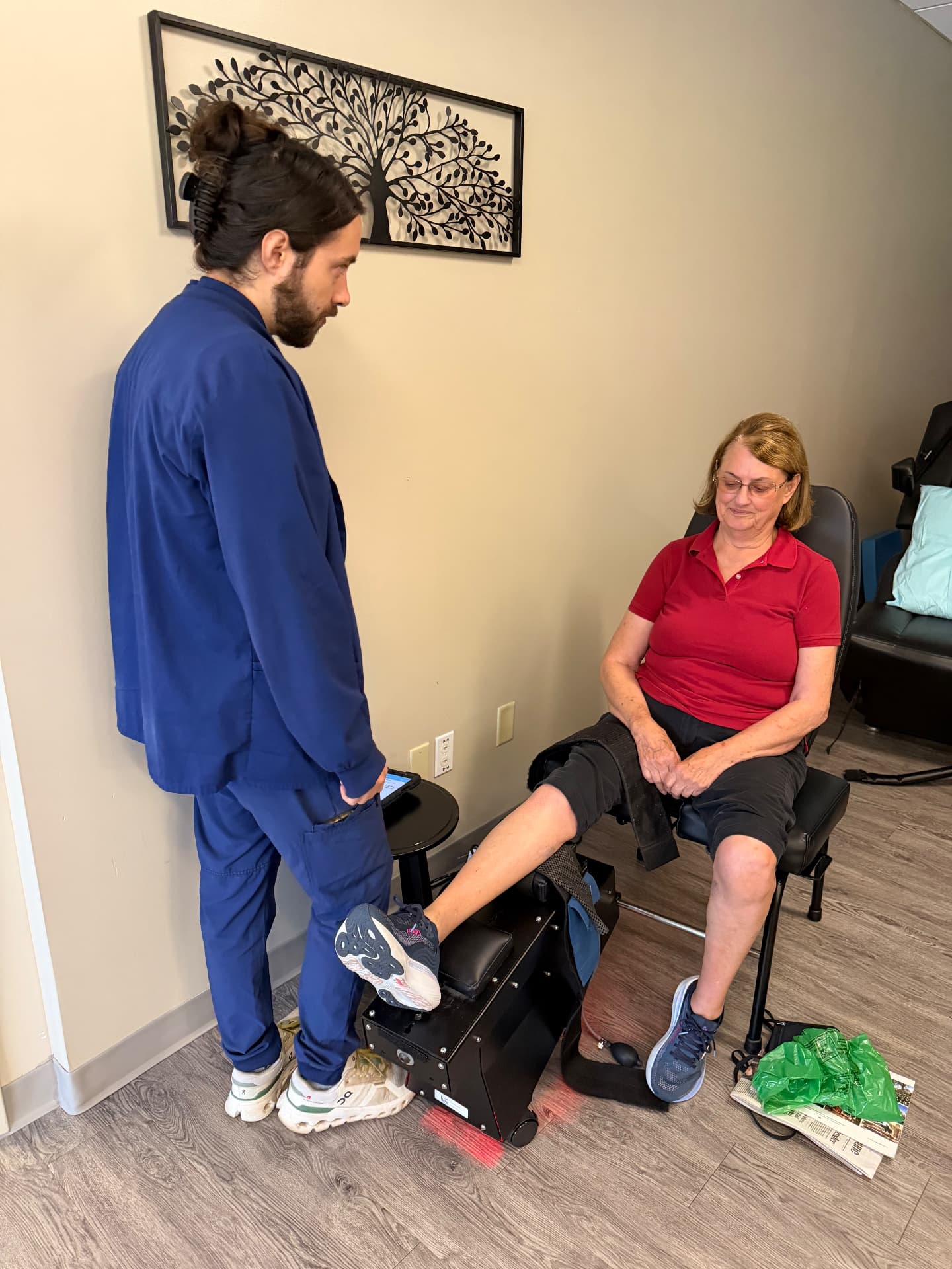 Patient receiving knee therapy at Platinum Health Solutions in Roseville, MN